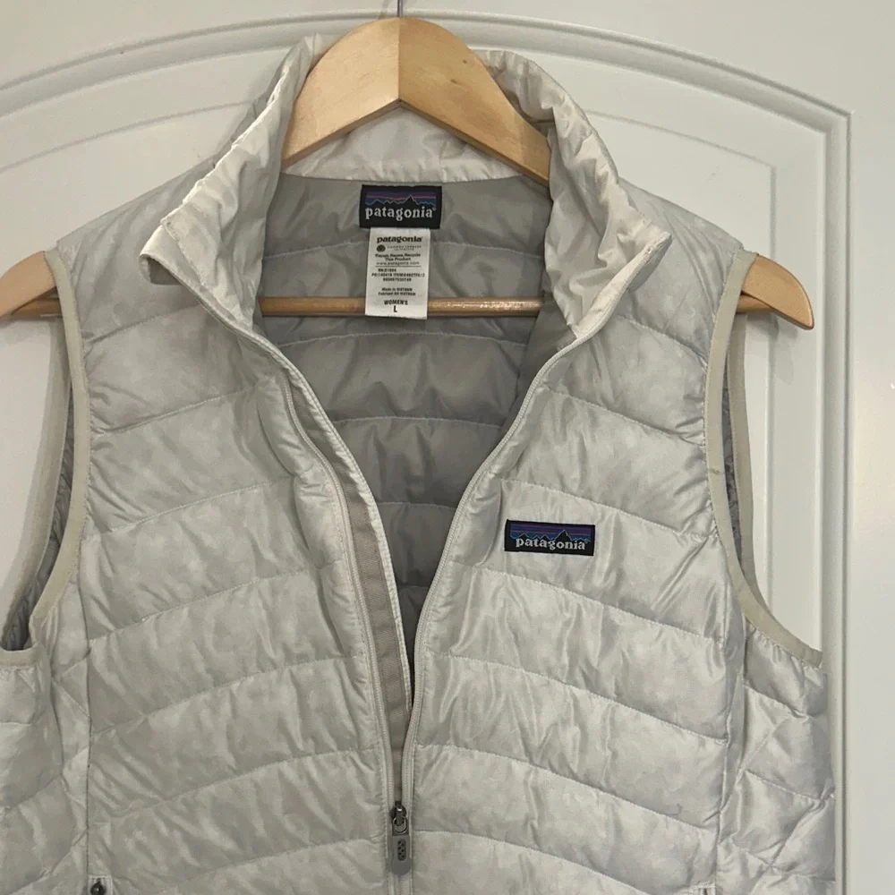 Patagonia Women's White Puffer Vest. Size Large. - Picture 6 of 6